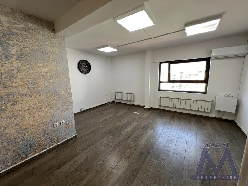 Novi Sad, Centar. IZDAJE SE POSLOVNI PROSTOR U POSLOVNOJ ZGRADI. Prostor je na dve etaže, površine 72m2. Sastoji se iz tri prostorije, jedna je na prvoj etaži zajedno sa kuhinjom i toaletom, a na drugoj etaži nalaze se dve prostorije i kupatilo. 