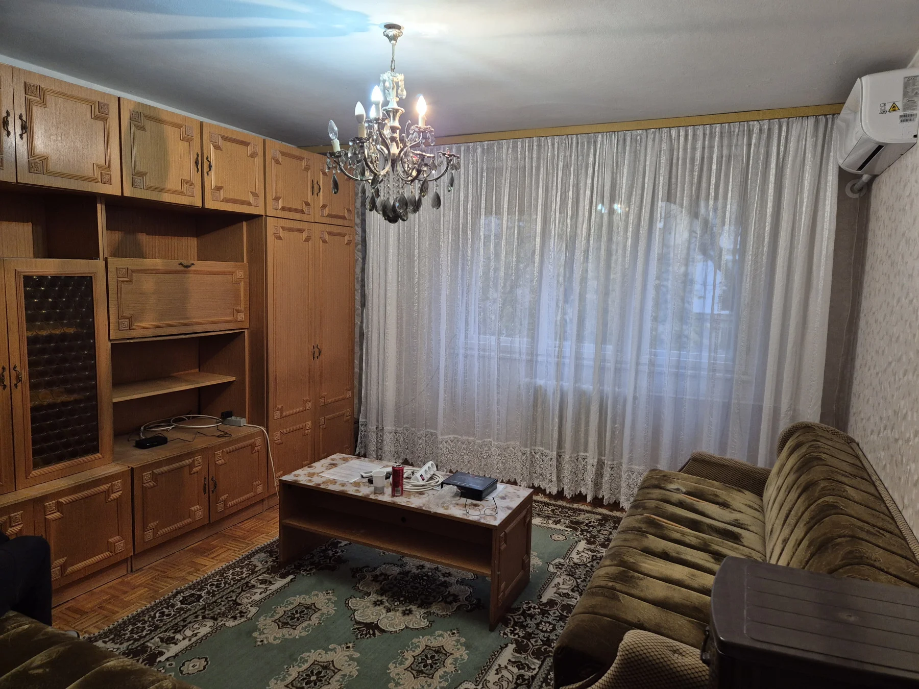 Klasičan jednosoban stan na Detelinari, na prvom spratu uknjižen na 32m2. Stan pored upisane kvadrature ima dve prosto