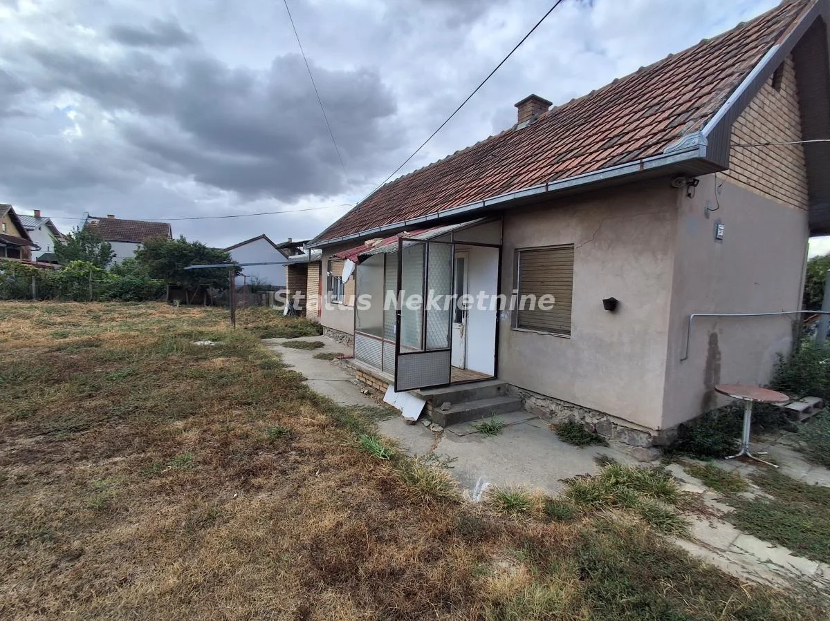 Begeč-Prizemna Kuća 49 m2 na Placu 820 m2 u Urbanom delu-065/385 8880