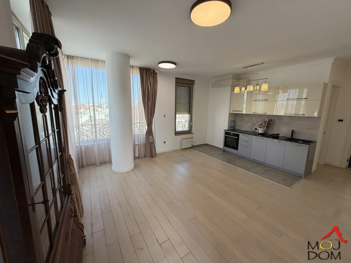 Izdavanje – 2,5-soban stan u strogom centru grada, 57 m²
Izdaje se prostran 2,5-soban stan površine 57 m², smešten u strogom centru grada, na četvrtom spratu zgrade. Stan poseduje terasu, klima-uređaj i kuhinju, dok je ostatak prostora prazan