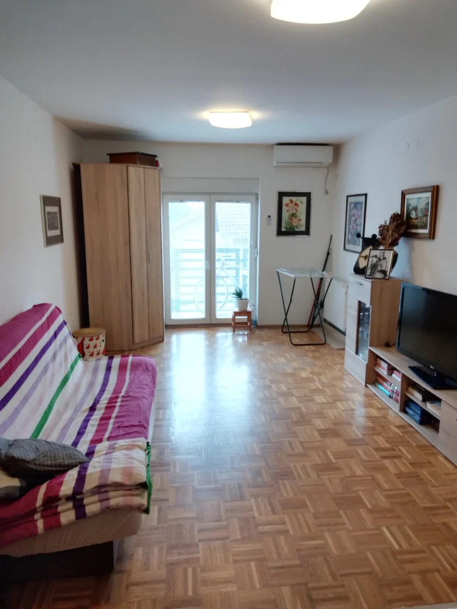 <p>Oglašavamo na&nbsp; prodaju,komfornu garsonjeru na prvom spratu zgrade od tri sprata ,pored vile "Palas" i "Padel ce