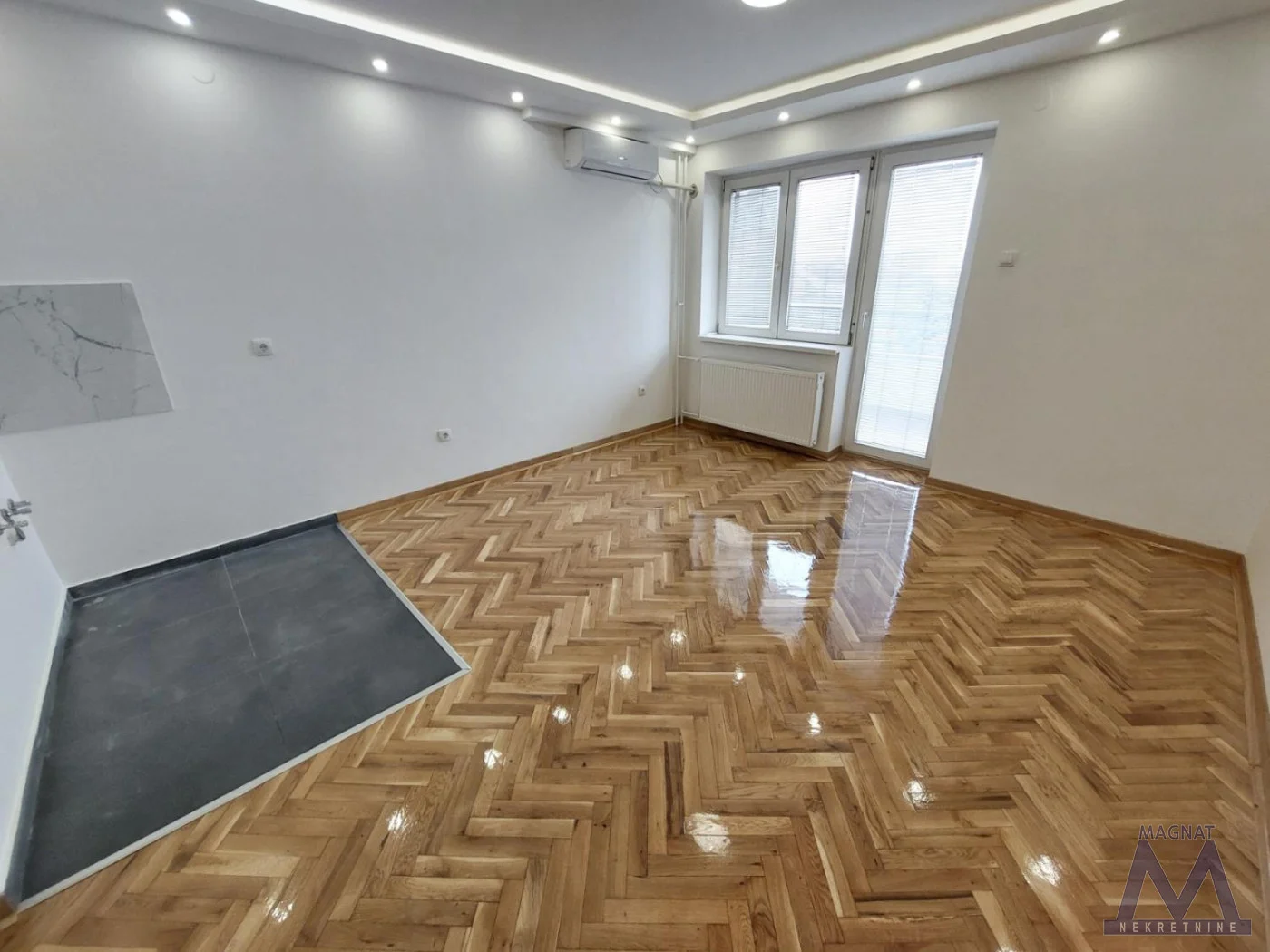 Novi Sad - socijalno, prodaje se renoviran dvosoban stan od 43m2, odmah useljiv, uknjižen.
Stan se sastoji od hodnika, dnevne sobe sa kuhinjom, spavaće sobe, kupatila i dve terase( ostava). 
Nalazi se na odličnoj lokaciji, između Bulevata i centr