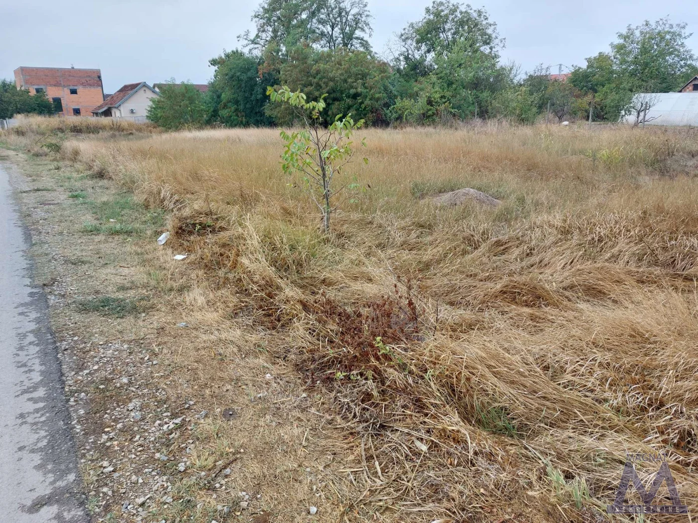 Veternik - blizina somborske rampe, prodaje se plac od 1216m2, uknjižen.
Nalazi se na odličnoj lokaciji, pored placa prolazi budući bulevar, sva infrastruktura je dostupna.
Na placu je predviđena gradnja poslovno-stambenog objekta do P+ 2 sprata.