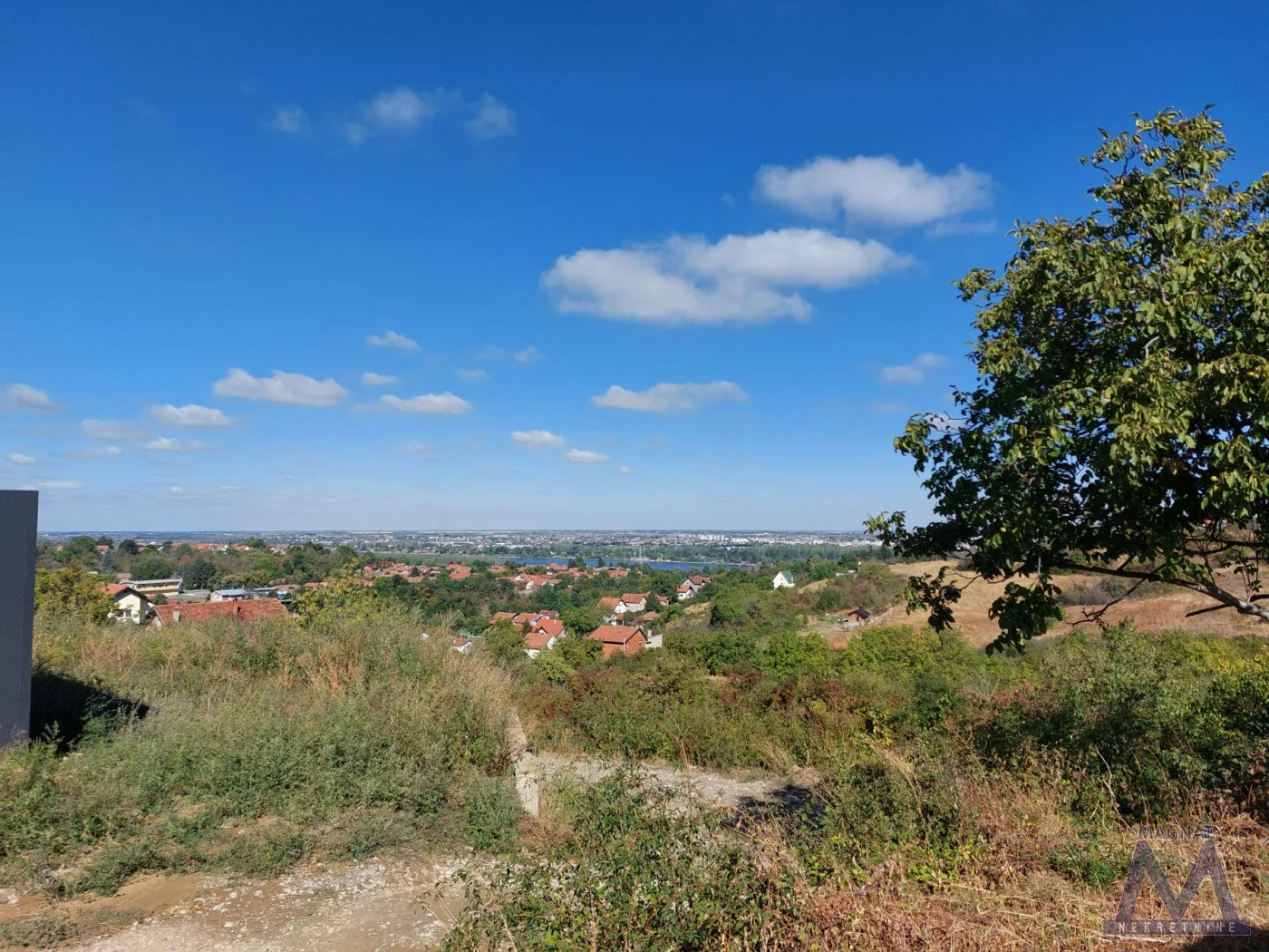 Ledinci - Brestovi, prodaje se odličan plac od 2184m2, uknjižen, lep pogled.
Plac se nalazi na odličnoj lokaciji, asfaltirana ulica, pored placa prolazi struja, voda.

Mogućnost deljenja u manje parcele.

Za više informacija pozovite 060 - 6211-