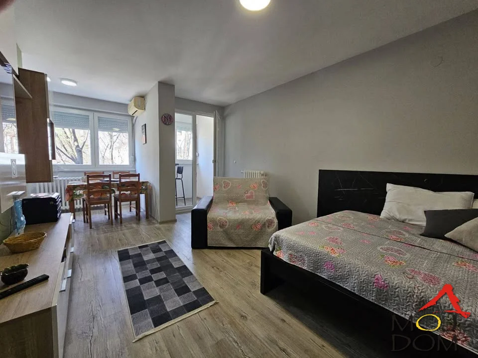 Jednosoban stan na Bulevaru – 33 m², II sprat, lift | Odlična investicija

Na prodaju je funkcionalan jednosoban stan površine 33 m², smešten na drugom spratu zgrade sa liftom, na Bulevaru u Novom Sadu. Stan poseduje terasu i centralno grejanj