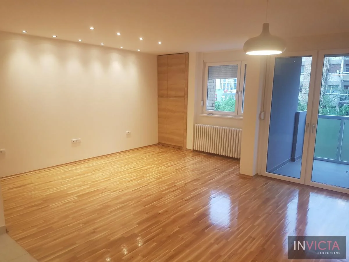 Odličan renoviran dvosoban, Grbavica, Limanska pijaca