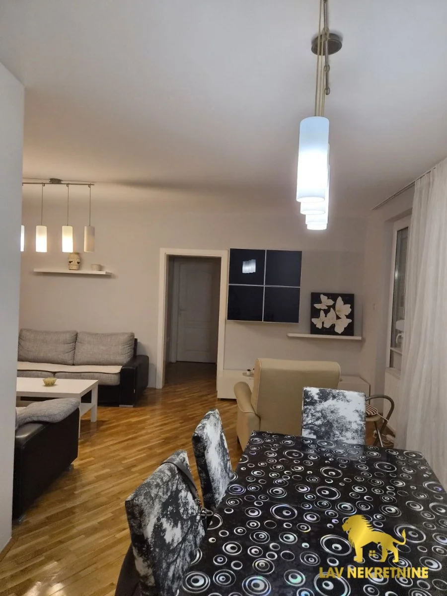 Izdaje se trosoban, kompletno namešten i upravo renoviran stan. Stan je veoma lepo uređen, čist, svetao i redovno odr