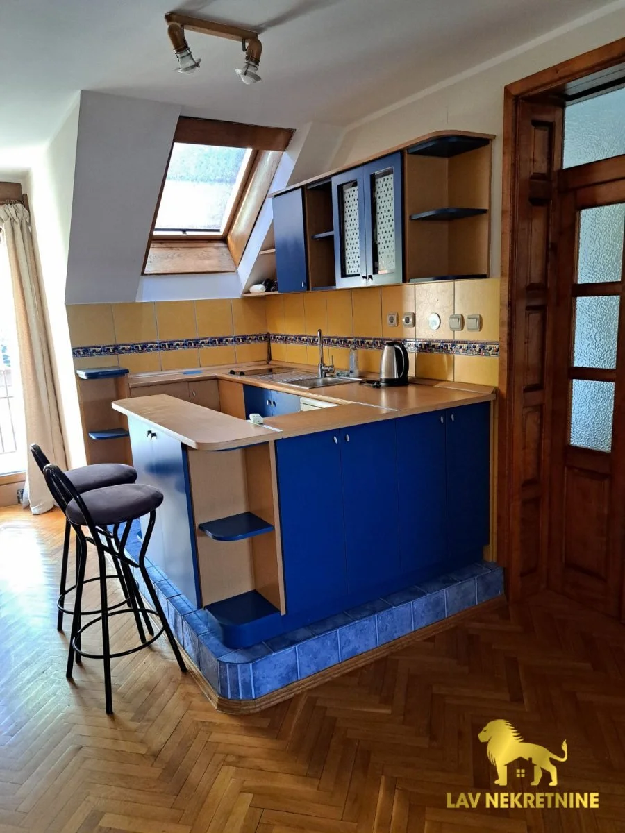 Izdaje se sprat kuće u Veterniku, ima 50m2, odlično opremljen i poseban ulaz. Idealno za studentkinju.&nbsp;CENA JE 40