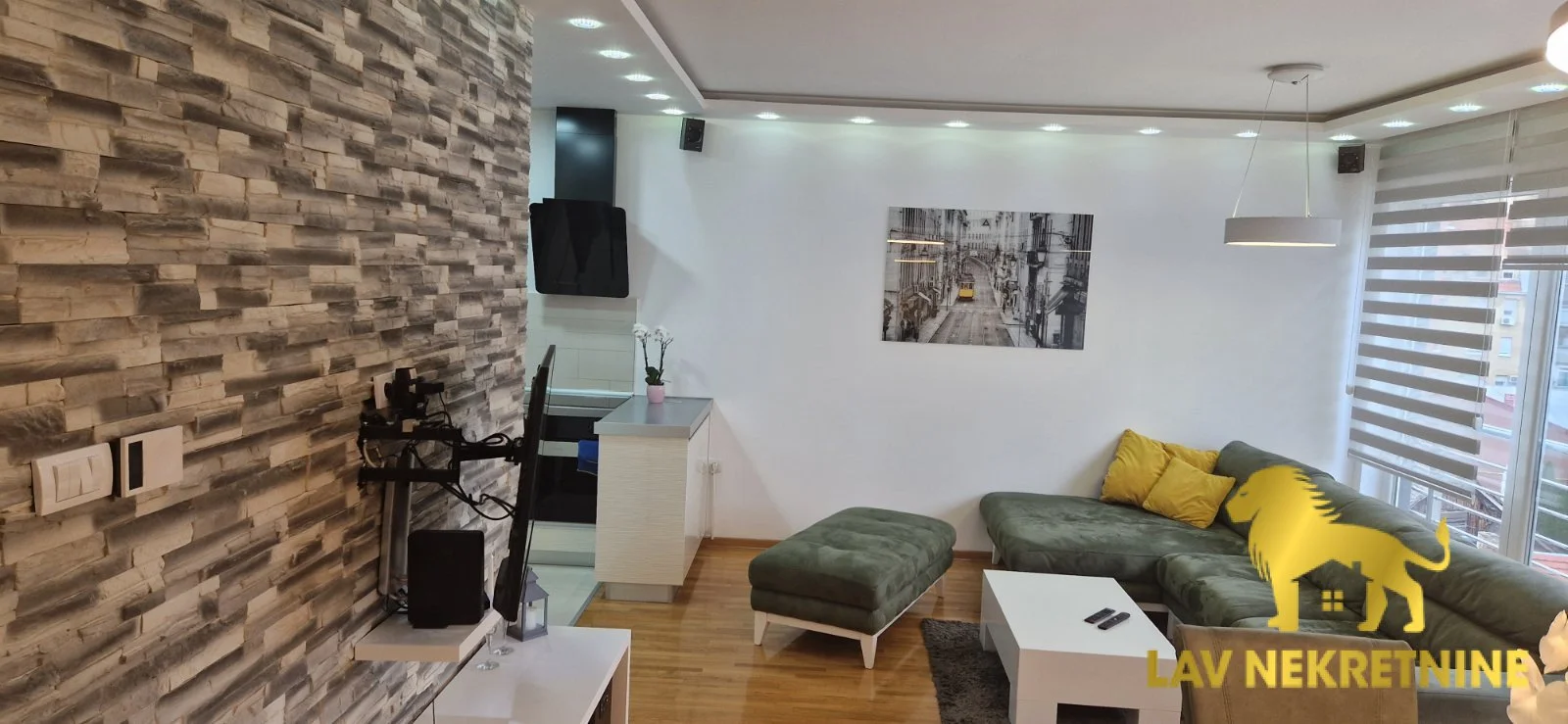 Izdaje se komletno opremljen duplex stan sa garazom..Ima dnevnu sobu sa kuhinjom i trpezarijom,dve sobe,dva kupatila,ter