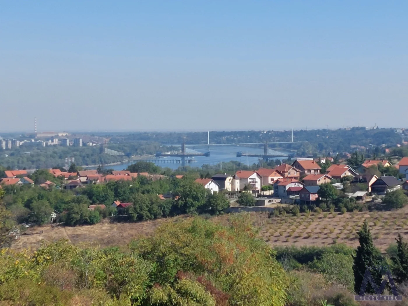 Ledinci - Liparije, prodaje se odličan plac od 12.268m2, uknjižen, prelep pogled na Dunav i grad.
Plac se nalazi na odličnoj lokaciji, asfaltirana ulica, pored placa prolazi struja, voda i gas.

Mogućnost deljenja u manje parcele.

Za više infor