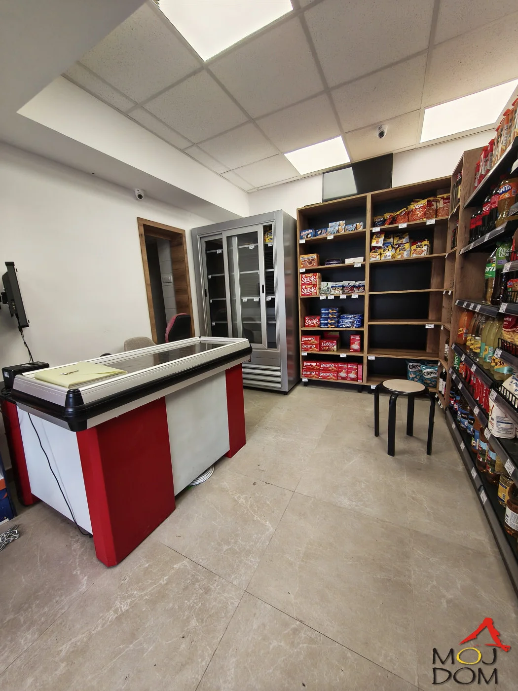 Garaža 18 m² uređena kao poslovni prostor – Bulevar oslobođenja

Na prodaju garaža površine 18 m², dvorišno orijentisana, na atraktivnoj lokaciji na Bulevaru oslobođenja u Novom Sadu. Prostor je kompletno renoviran i uređen za poslovnu na