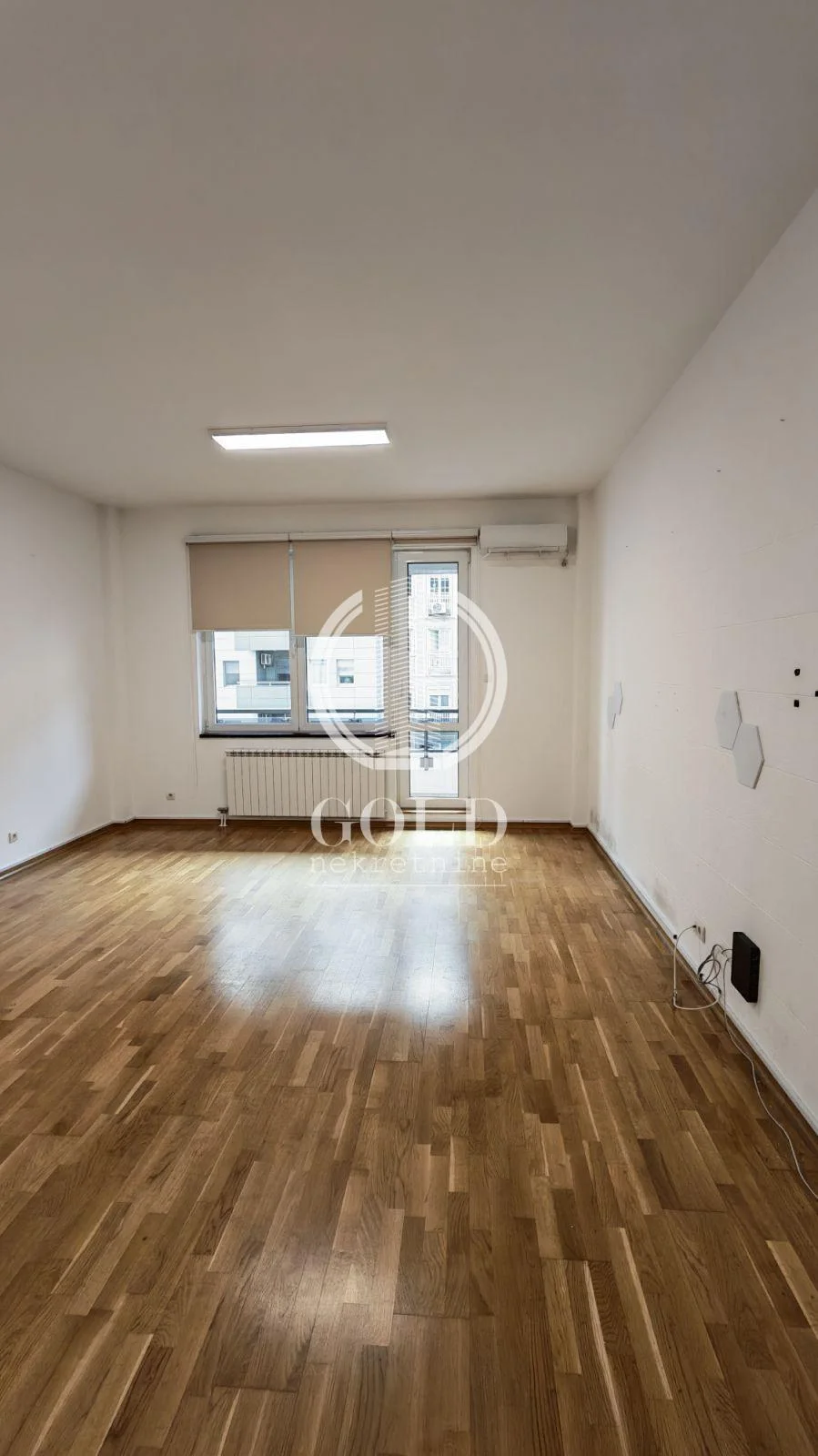 Izdaje se 4.0 stan:Novi Sad-Novosadskog sajma, može i poslovni prostor ID#12941