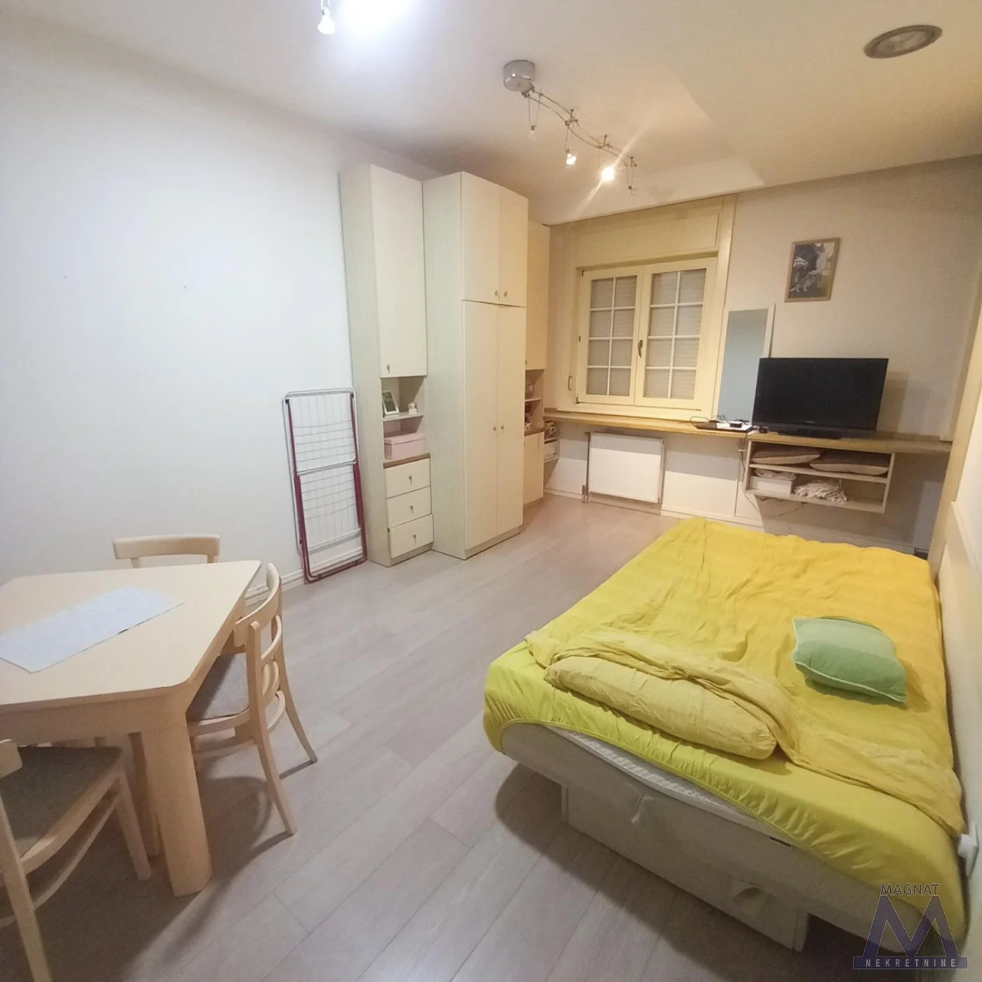 Novi Sad- blizina Spensa i fakulteta, prodaje se garsonjera od 27m2, uknjižena 1/1-
Nalazi se na izuzetnoj lokaciji, novija uredna zgrada, sastoji se od hodnika, sobe, odvojene kuhinje sa prozorom i kupatila. 

Stan bez ulaganja. Odličan za život 