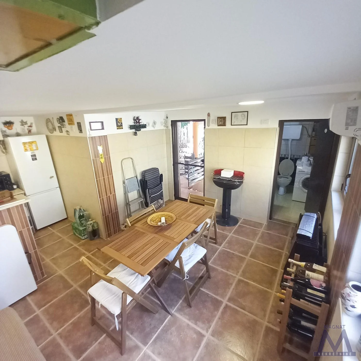 Novi Sad - Kamenjar, unjižena vikend kuća u traženom delu u prvom redu do Dunava. 

Uknjižena vikendica Pr+Pk, osnove 30m2 + 30m2 potkrovlja sa dvorištem od 100m2, U prizemlju i na potkrovlju, velika terasa sa pogledom na Dunav. Privez za čamac