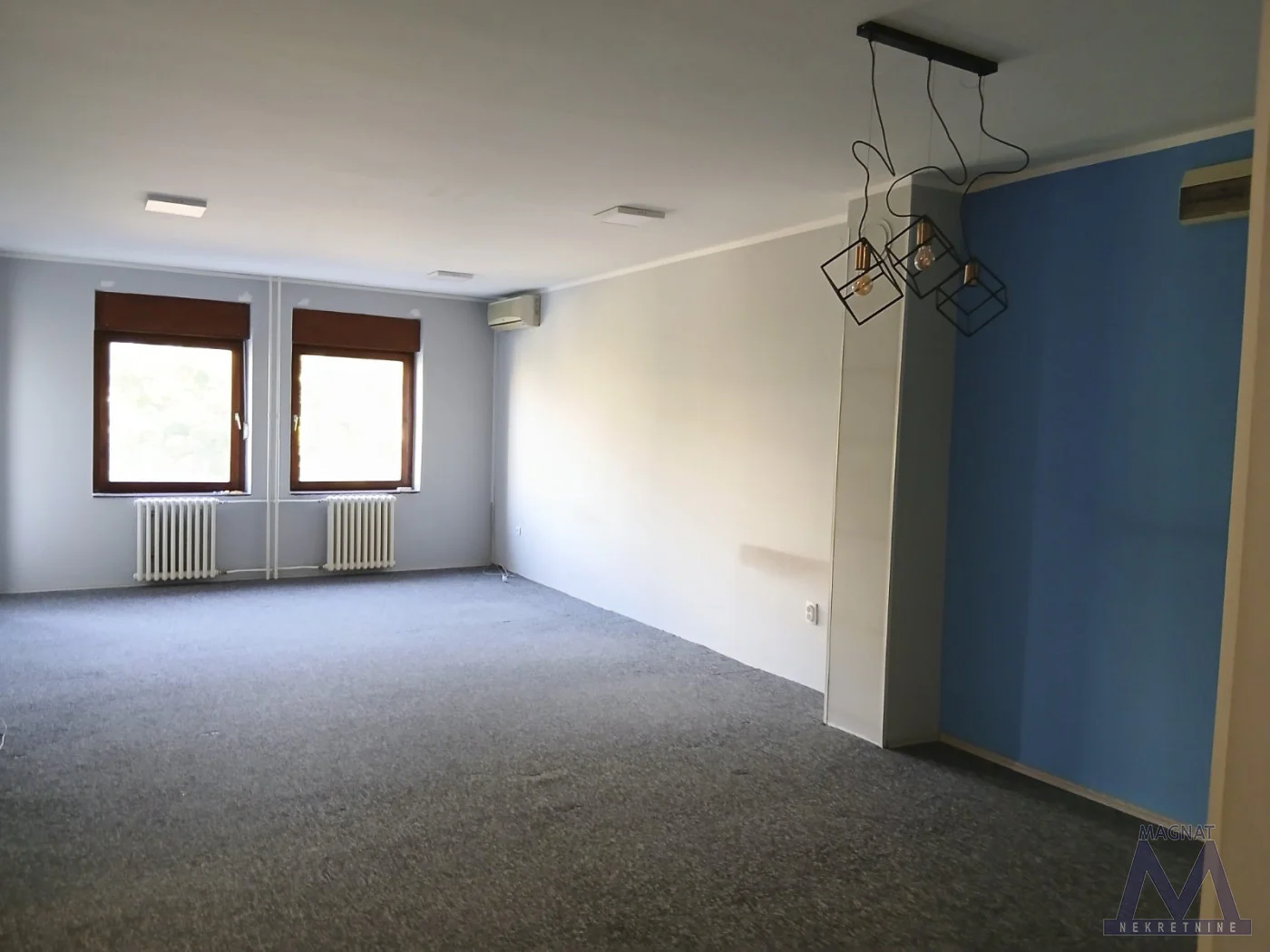 Novi Sad - Grbavica, izdaje se četvorosoban stan od 120m2 sa garažom i parking mestom u dvorištu zgrade, odmah useljiv - pogodan i za život i za poslovni prostor. 
Stan se izdaje prazan sa opremljenom kuhinjom. 
Sastoji se od hodnika, velike dnev