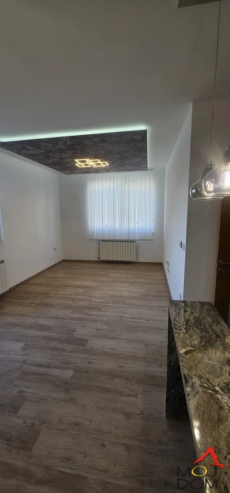 Izdaje se nov, nenamesten troiposoban stan u Šafarikovoj ulici u Novom Sadu, na odličnoj gradskoj lokaciji, u neposrednoj blizini centra.

Stan je potpuno nov i nenamesten, odlikuje ga savremen koncept, funkcionalan raspored prostorija i prijatan a