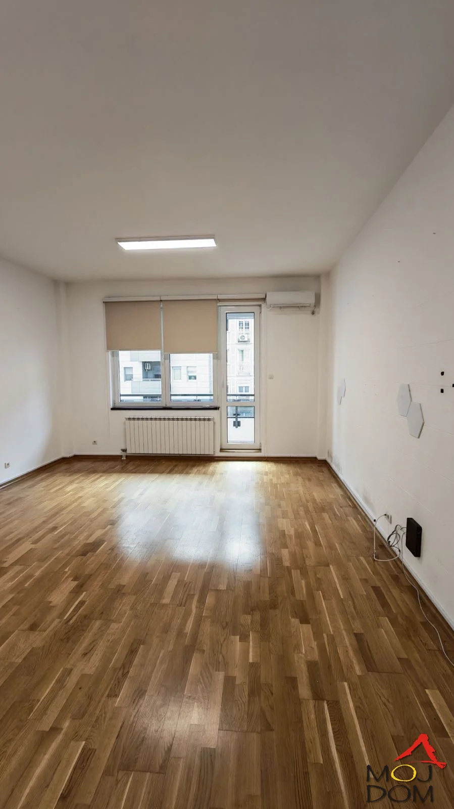 Izdaje se prostran polunamešten četvorosoban stan površine 113 m², smešten u izuzetnoj zgradi na Bulevaru Oslobođenja, jednoj od najtraženijih gradskih lokacija. Uz stan je uključeno i parking mesto što je na toj lokaciji veoma bitno 

Velik