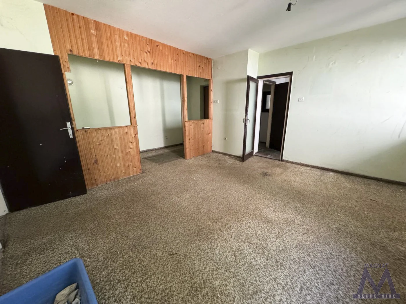 Ruma - naselje Detelina, prodaje se odmah useljiv trosoban stan od 58m2, uknjižen.
Stan ima odličan raspored, sastoji se od hodnika, dnevne sobe, kuhinje sa ostavom, dve spavaće sobe, kupatila i terase. 

Nalazi se na odličnoj lokaciji, blizina c