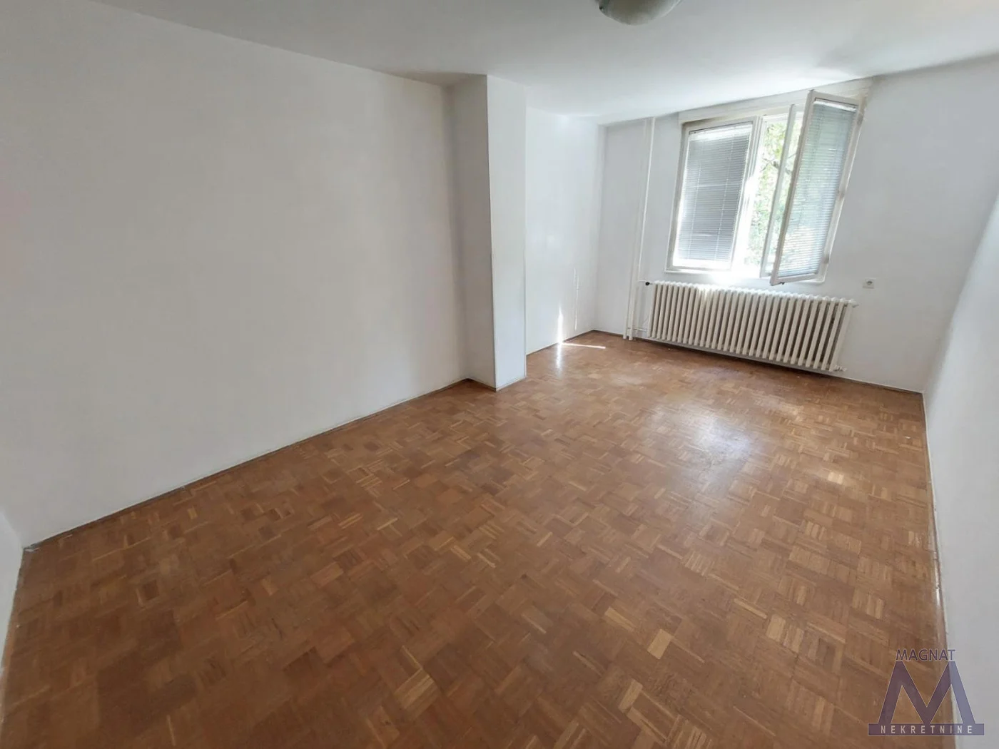 Novi Sad - Sajam, izdaje se trosoban stan za kancelariju od 71m, odmah useljiv.
Sastoji se od hodnika, tri sobe, kuhinje sa trpezarijom, kupatila, ostave i terase.

Stan će biti kompletno sređen, okrečen, izlakiran parket, zamenjena PVC stolarija,