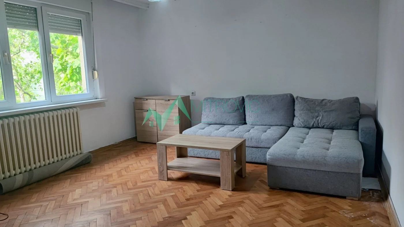 Funkcionalan dvosoban stan sa zastakljenom terasom u zelenom okruženju 