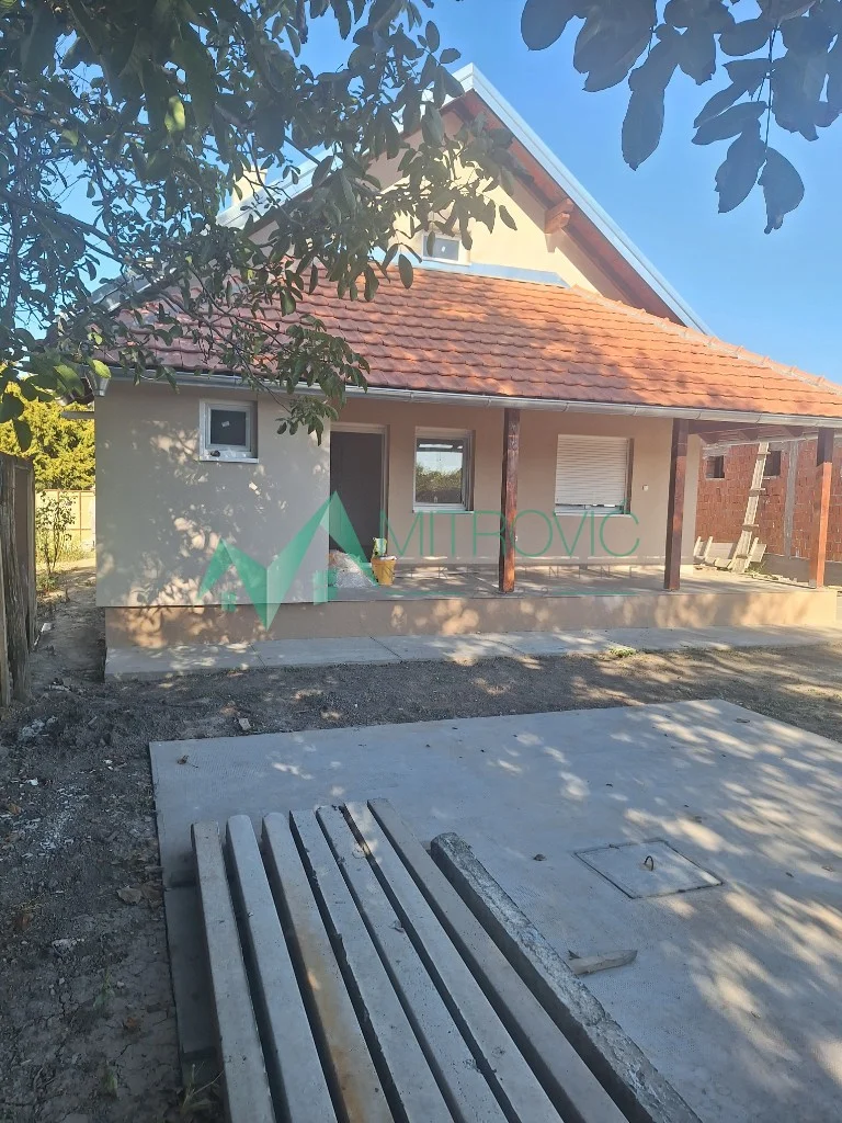prodaje se novoigrađena kuća 138m2, na placu 813m2 u temerinu u blizini sportskih terena i bazena, šifra:3000276 