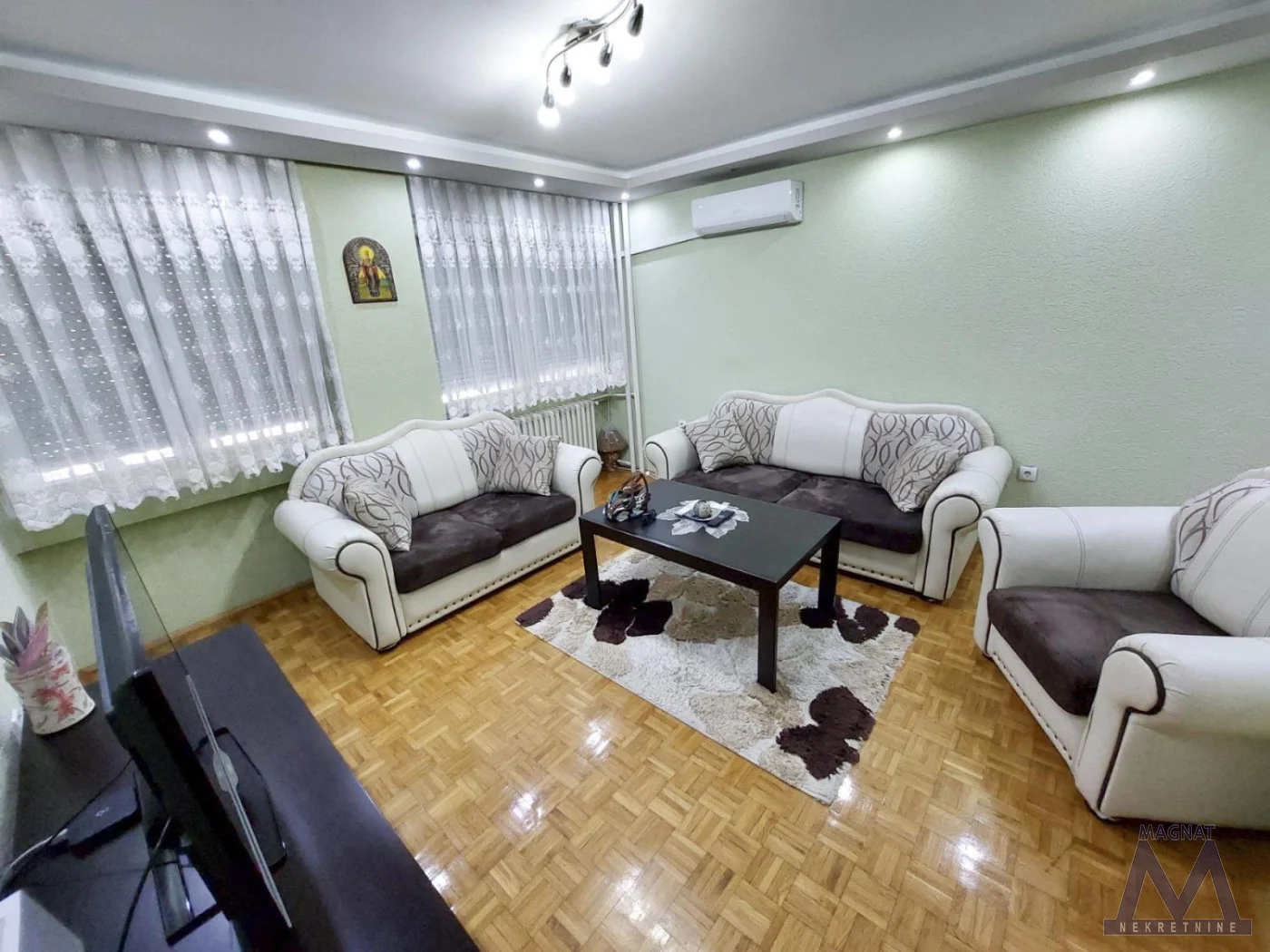 Novi Sad - Liman 3, izdaje se odličan dvosoban stan od 58m2, kompletno namešten i opremljen, odmah useljiv.
Stan se sastoji od hodnika, dnevne sobe, kuhinje sa trpezarijom, spavaće sobe i kupatila.

Nalazi se na odličnoj lokaciji, blizu Merkatora