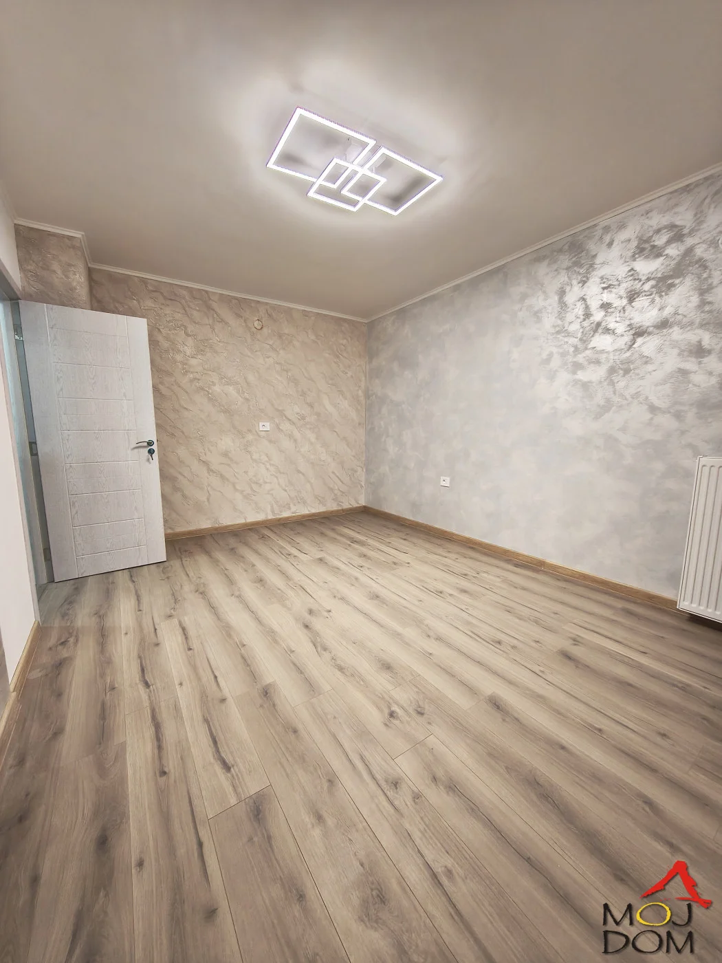 Na prodaju je izuzetno funkcionalan jednoiposoban stan površine 33 m² sa terasom, smešten na II spratu zgrade sa liftom, na jednoj od najatraktivnijih lokacija u Novom Sadu – Bulevaru oslobođenja.

Stan je kompletno renoviran, pri čemu je pose