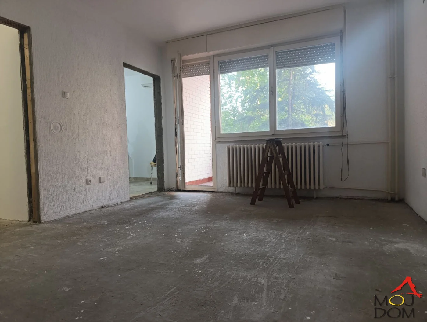 

Na prodaju trosoban stan odličnog i funkcionalnog rasporeda, karakterističnog za kvalitetnu starogradnju i prilagođenog porodičnom načinu života. Stan se nalazi na prvom spratu zgrade sa liftom, u mirnom i zelenilom bogatom kraju, sa d