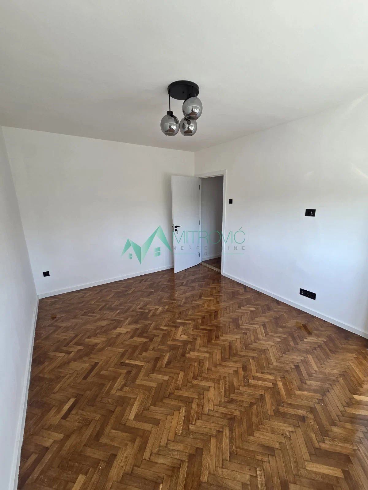 Prodaje se renoviran 2,5-soban stan na Grbavici, na Bulevaru oslobođenja, površine 64 m² ( šifra 1004710) 