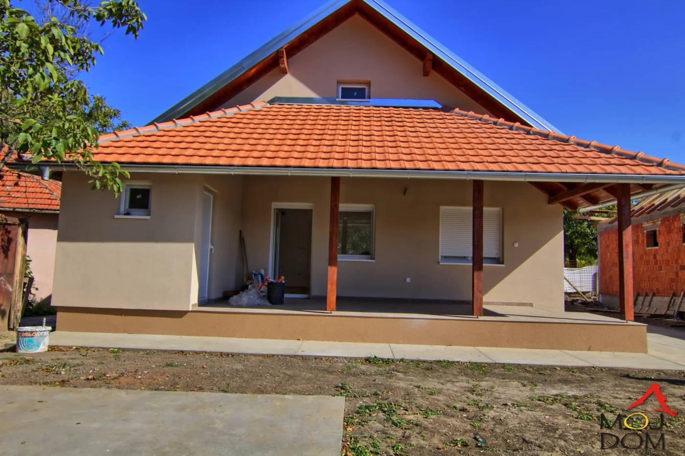 Na prodaju je tek izgrađena kuća u Temerinu, površine 138 m², smeštena na prostranom placu od 850 m². Kuća se nalazi u završnoj fazi izgradnje, a od završnih radova preostalo je još samo postavljanje unutrašnjih vrata, što budućem vlasni
