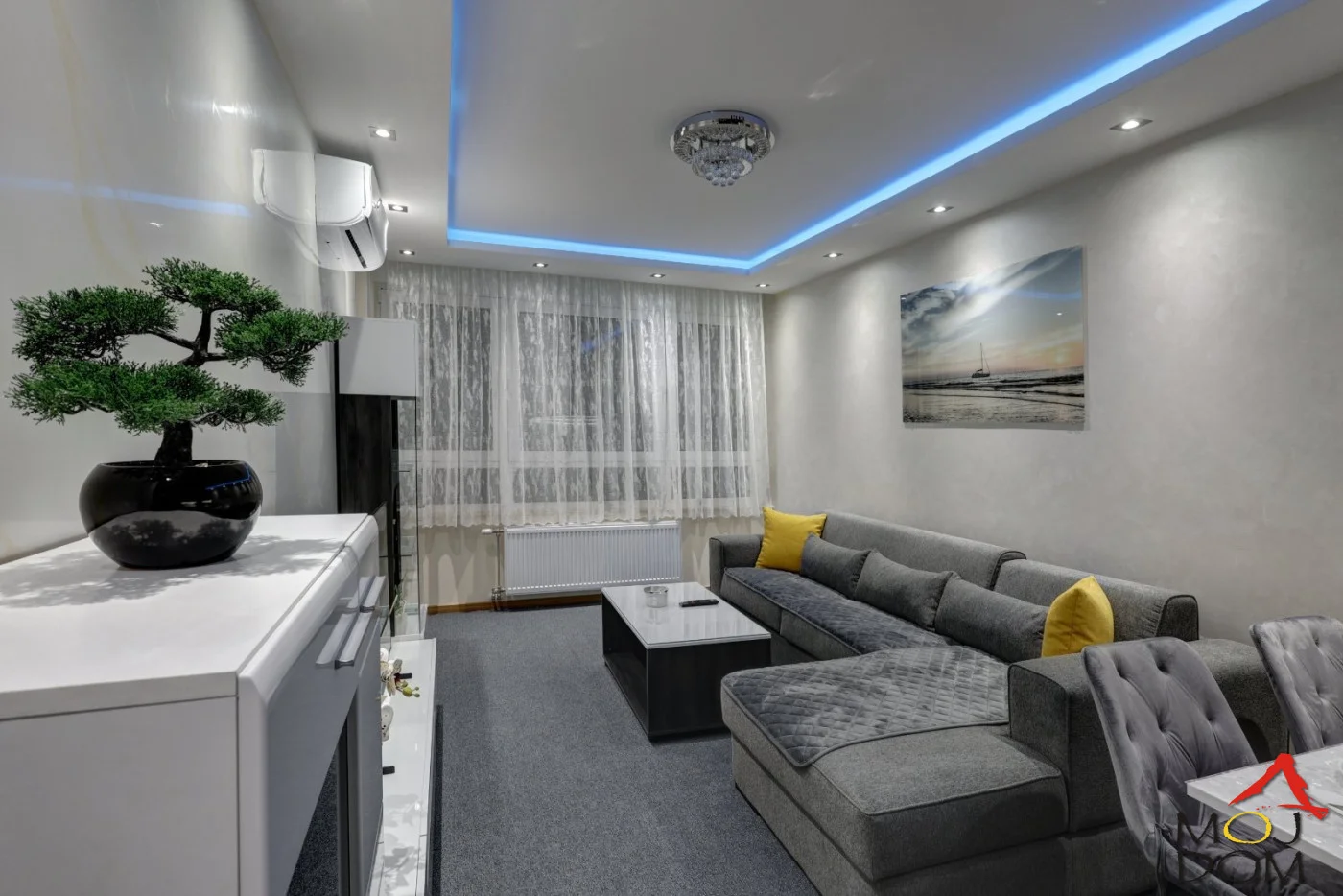 Izdaje se nov i veoma lepo uređen dvosoban stan površine 44 m², smešten u kvalitetnoj i savremenoj zgradi u Radničkoj ulici u Novom Sadu.

Stan je pažljivo uređen, funkcionalnog rasporeda i prijatnog modernog enterijera. Svetao je, komforan i 
