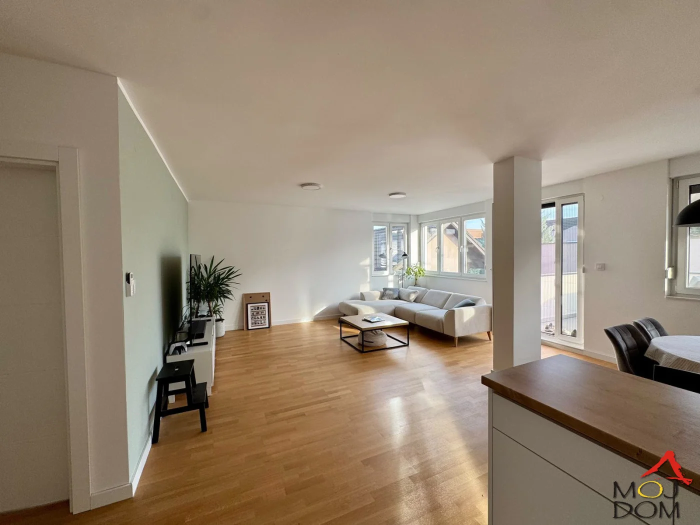 Na prodaju se nudi kvalitetno uređen stan površine 75 m², sa dodatnom velikom terasom od 20 m², na prvom spratu manje novogradnje iz 2024. godine.

Stan je kompletno orijentisan ka dvorišnoj strani, bez ulične buke, a zahvaljujući velikom broj