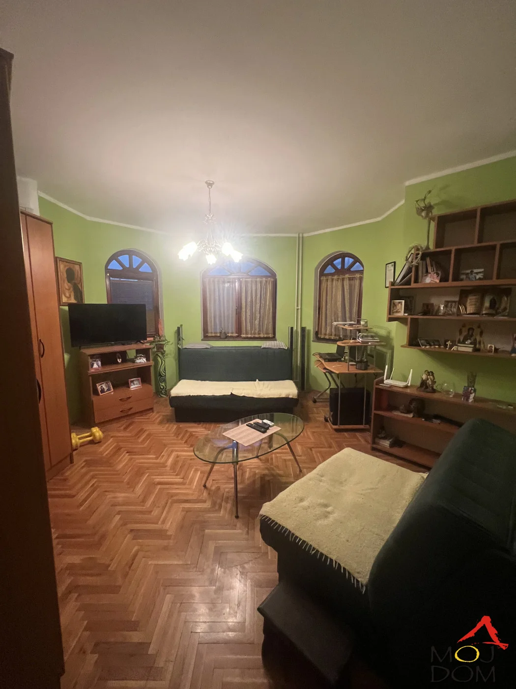 Izdaje se funkcionalan jednoiposoban stan na Rotkvariji, jednoj od traženijih lokacija za život u Novom Sadu. Stan je praktičnog rasporeda i pruža prijatan i udoban prostor za svakodnevni život.

Nalazi se na dobroj lokaciji, u neposrednoj blizi