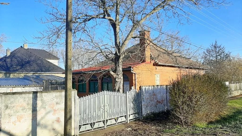 Srbobran , zdrava&nbsp; trosobna kuća , iz 1971 godine, upravo osvežena,okrečena i nema vlage , crep pretrešen.kuća
