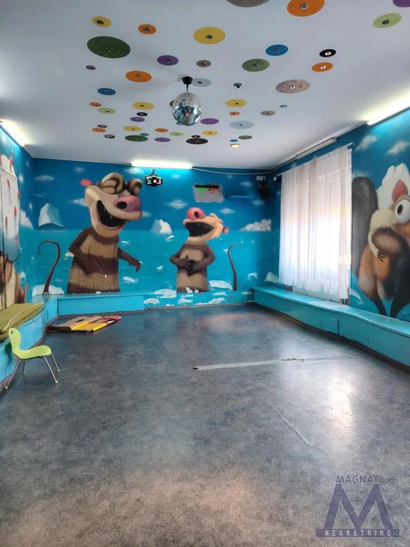 Novi Sad, na Salajci u blizini Temerinske ulice kuća  P Pk 200m2 u funkciji poslovnog prostora. Idealno za dečju igraonicu, rođendaonicu, vrtić ali može i za druge namene. Prizemni deo sanitarni čvor, kuhinja, jedna velika prostorija, druga man