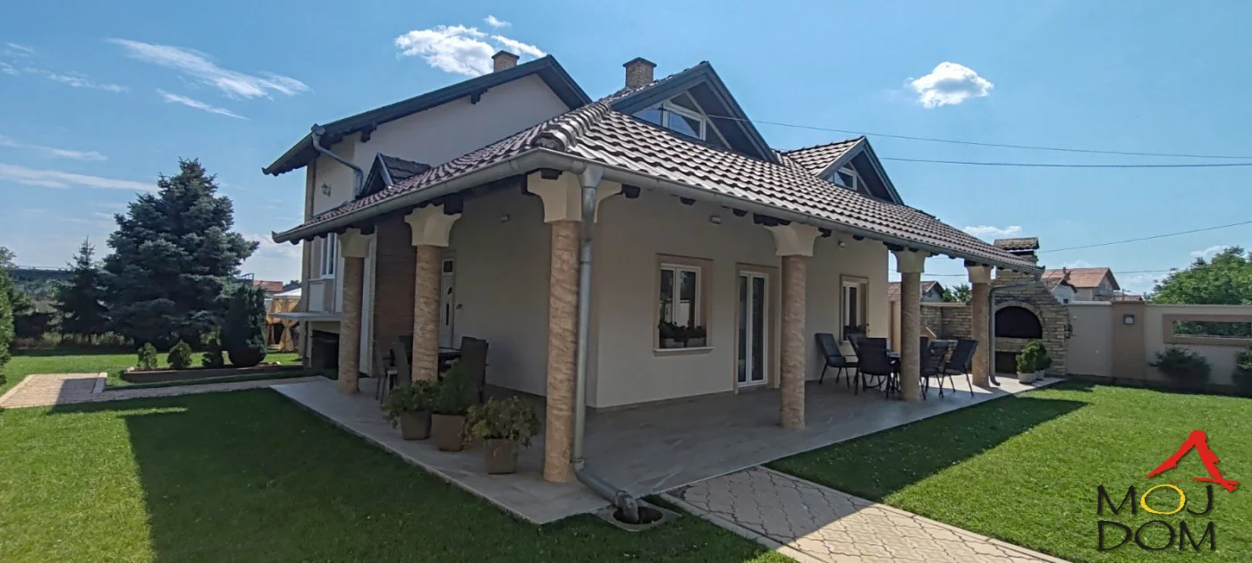Fenomenalna porodična kuća na Slanoj Bari – Novi Sad | 240 m² | Plac 551 m²
Na prodaju prelepo uređena i kvalitetna kuća na Slanoj Bari u Novom Sadu, idealna za porodicu koja želi prostranost, udobnost, privatnost i mir, a da ostane u gradu!