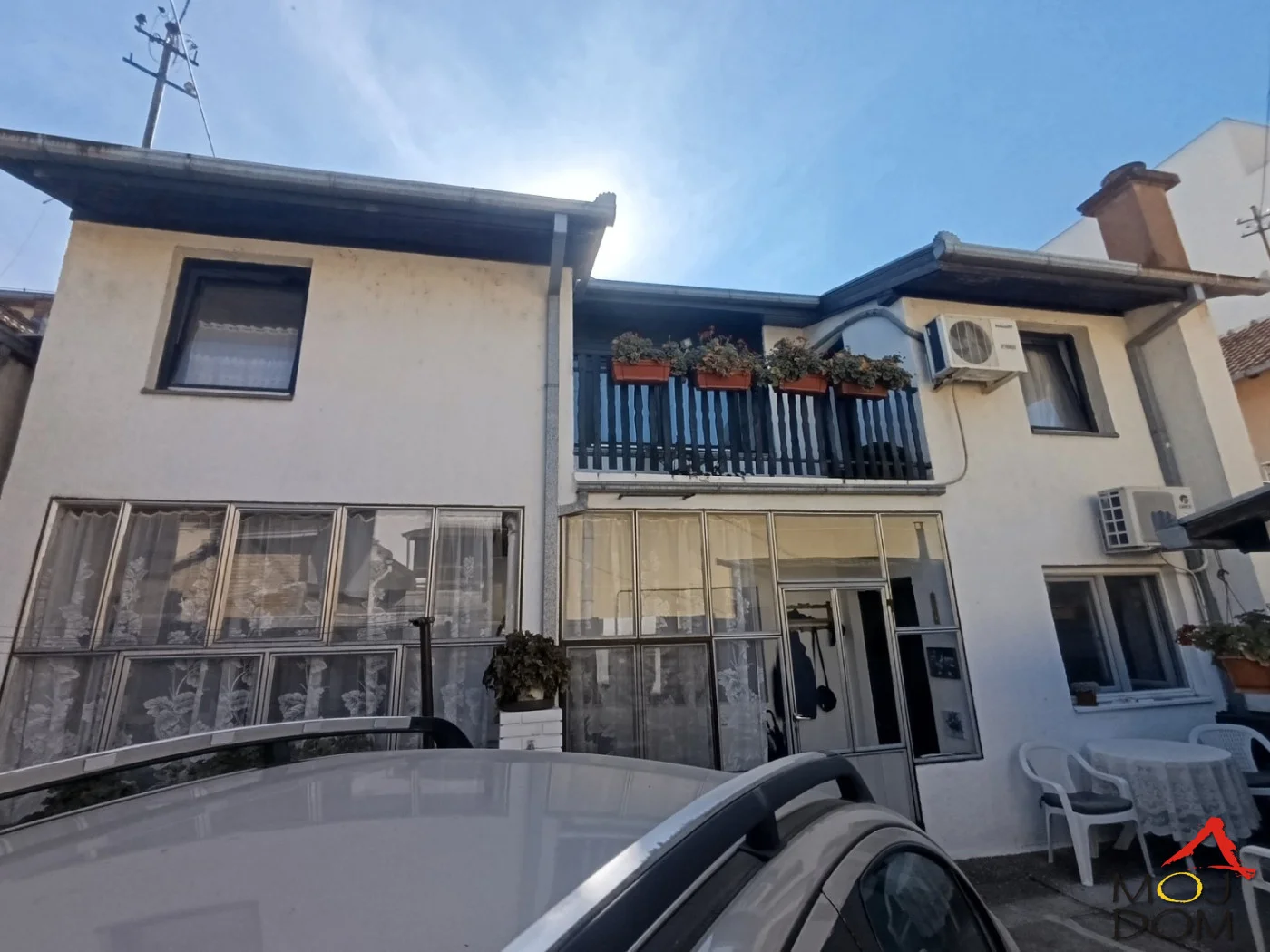 

Na prodaju je kvalitetno građena spratna kuća na Severnom Telepu, površine 117 m² korisne stambene površine, idealna za porodičan život u mirnom i prijatnom okruženju.

Kuća je trosobna, funkcionalnog rasporeda, uz mogućnost pregra