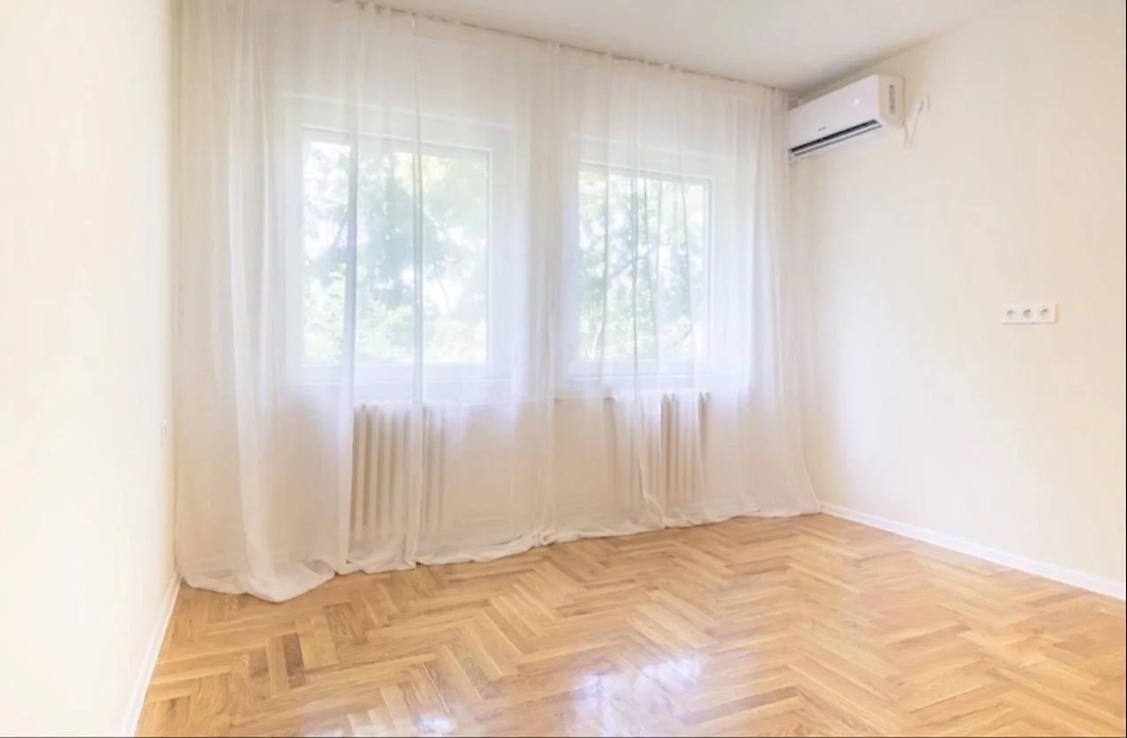<p>Jednosoban stan, 40 m². Centralno grejanje, gradska topla voda, lift, prozori gledaju na dvorište. Balkon je izolov