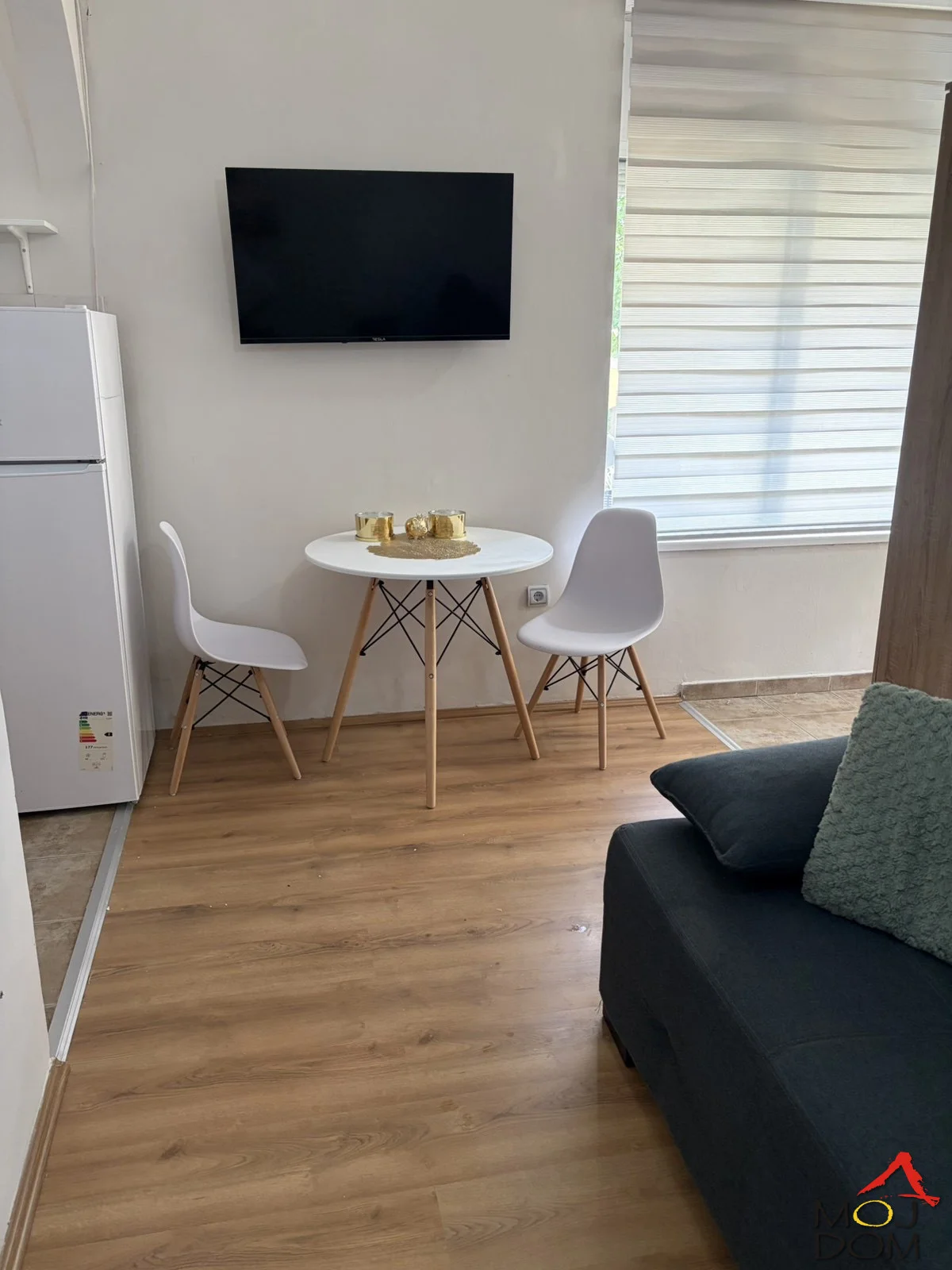 Na prodaju lepo uređen i namešten stan u prizemlju, u mirnom delu Adica. Stan je uknjižen na 26 m², uz dodatnih 10 m² terase koja pruža prijatan prostor za odmor i boravak na otvorenom. Funkcionalno je opremljen za svakodnevni život i poseduje
