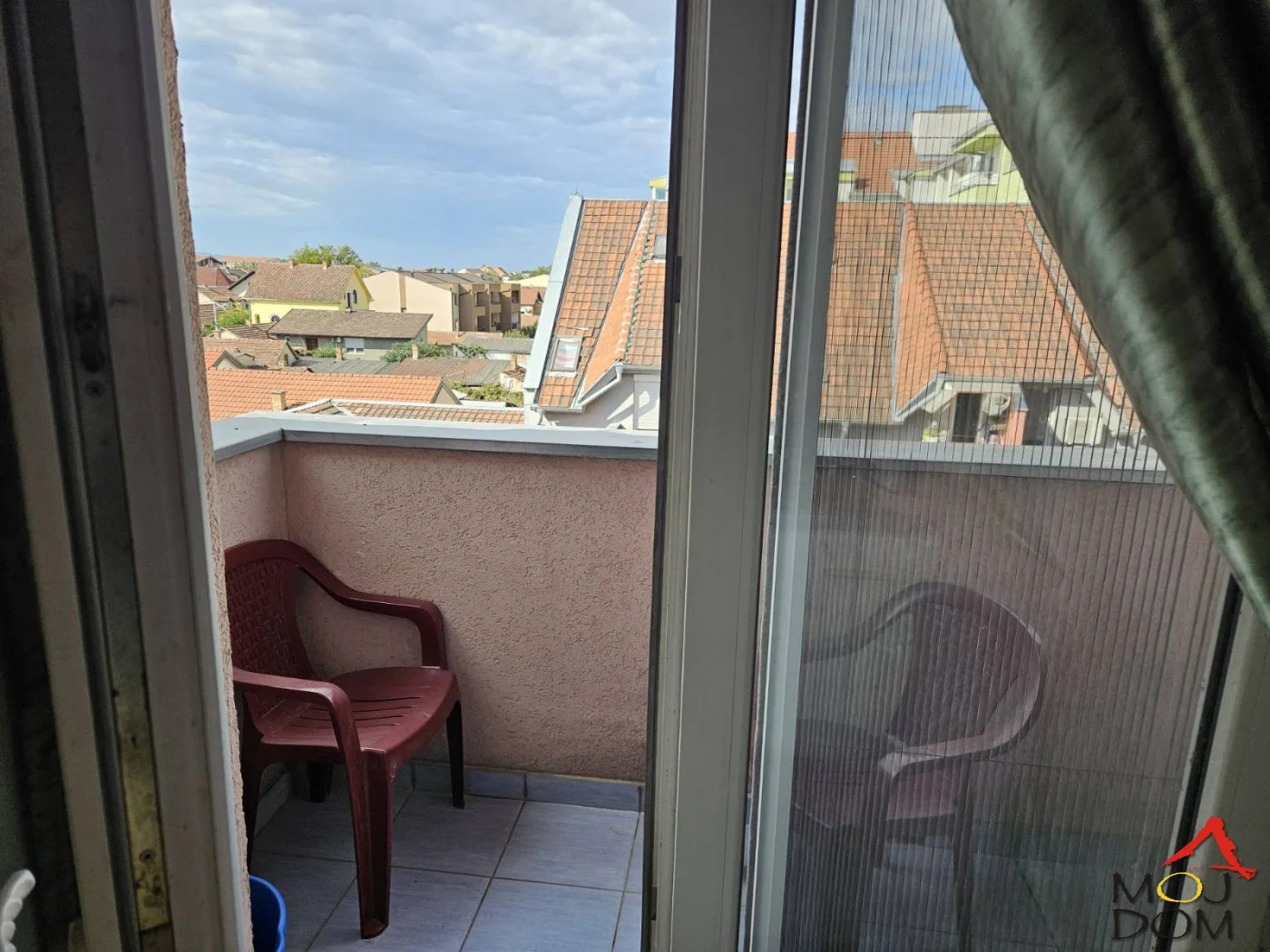 Na prodaju je dvoiposoban stan površine 57 m², smešten u blizini hotela Sheraton u Novom Sadu, u zgradi iz 2017. godine.

Stan je organizovan na dve etaže, što omogućava praktično razdvajanje dnevnog i privatnog prostora. Na donjem nivou nalaz