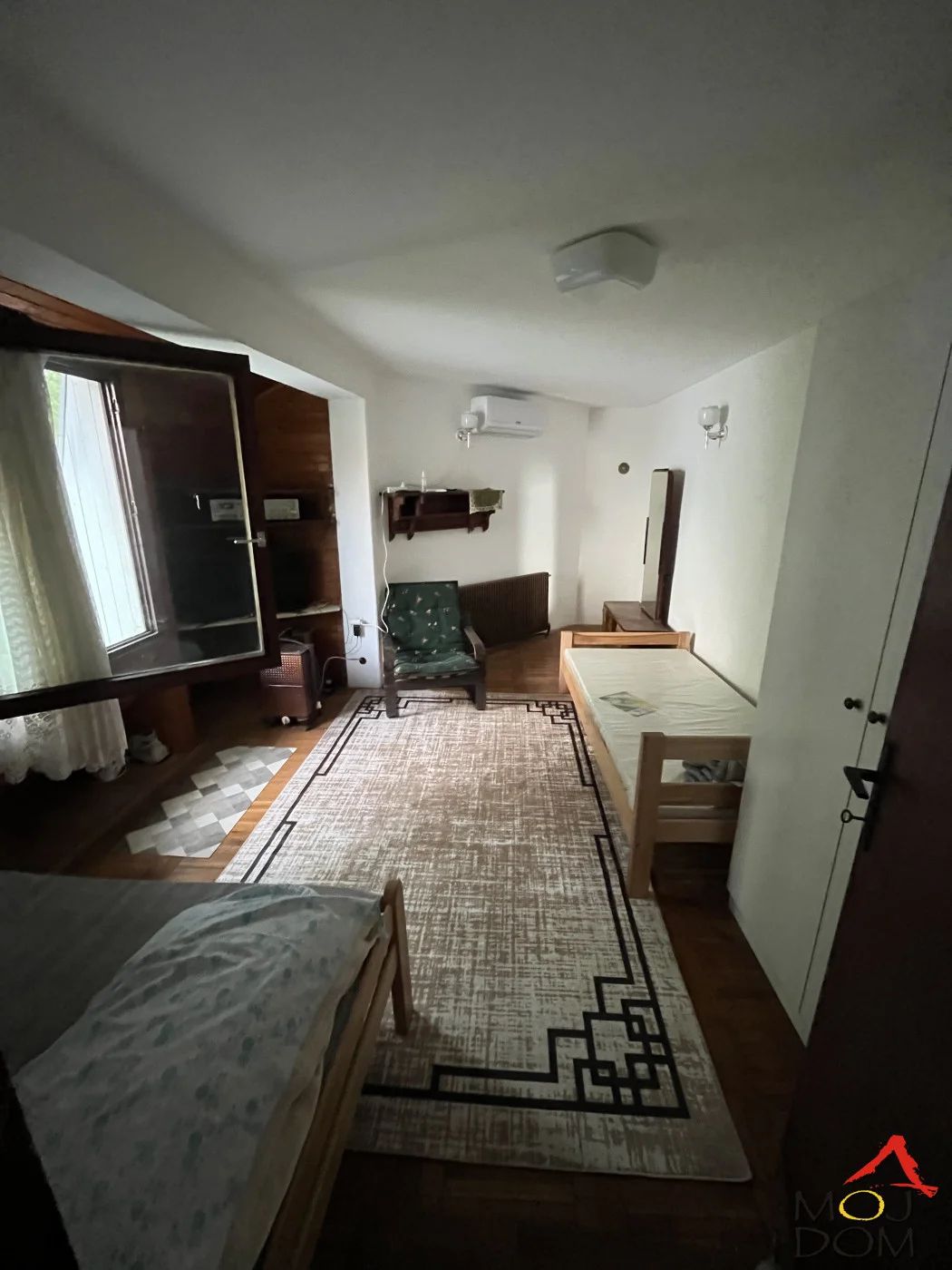 Izdaje se stan na drugom spratu zasebne kuće u Novom Sadu, dvorišno orijentisan, u mirnom i prijatnom okruženju. U dvorištu se nalaze još tri manje kuće, što prostoru daje poseban šarm i osećaj privatnosti. Lokacija je blizu centra, a stan j