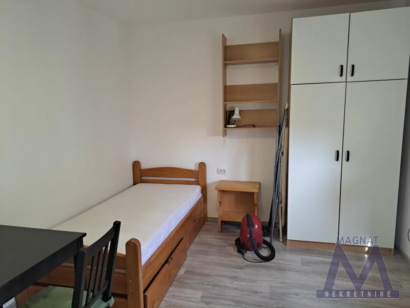 Novi Sad, na Bulevaru Kralja Petra u blizini mašinske škole prodaje se uknjižena garsonjera od 20m2. Odlično iskorišćen prostor u maloj kvadraturi. U ulaznom delu čajna kuhinja, posebno soba i kupatilo. Staj je u veoma dobrom stanju, nisu potr