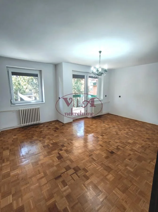 Četvorosoban stan, 83 m², Somborski bulevar, Novi Sad
