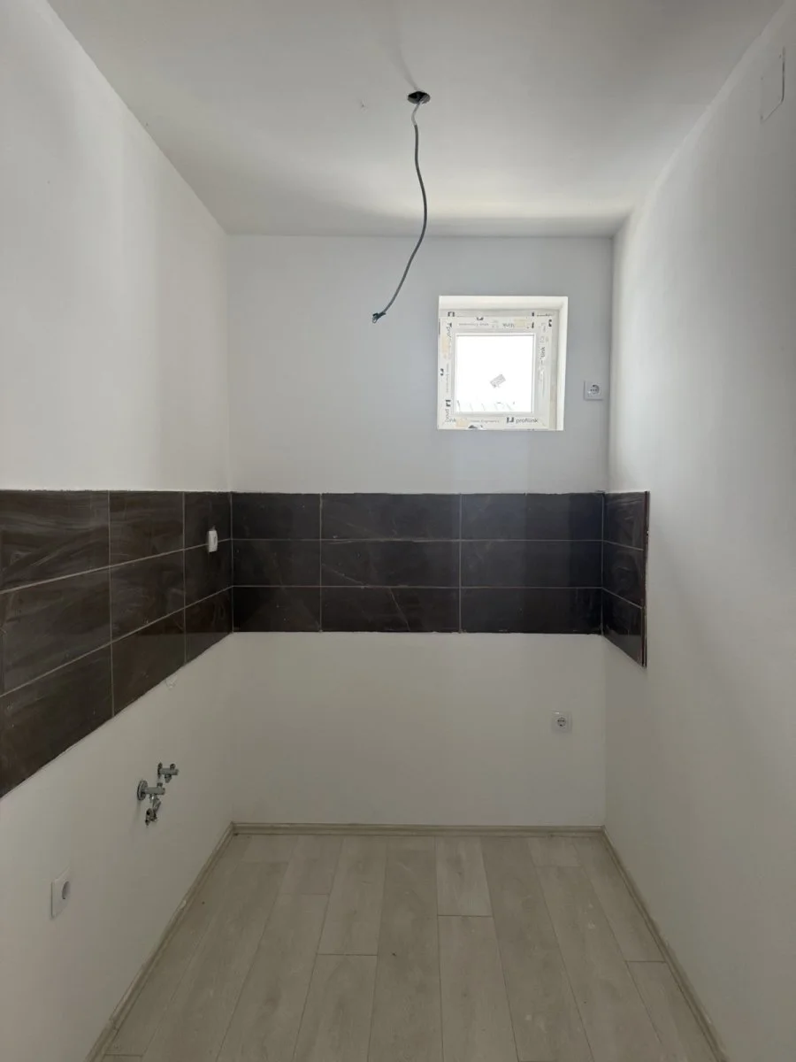 NOVI SAD. FUTOG. DVOSOBAN STAN.UKNJIŽEN.ISPRED STANA IMA DVORIŠTE ZA STANARE. MOŽE KREDIT ZA MLADE