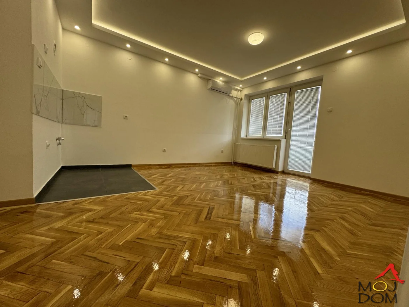 Na prodaju je kompletno renoviran dvosoban stan površine 43 m², smešten u blizini Socijalnog u Novom Sadu, na lokaciji koja omogućava jednostavan pristup centru grada i svim važnim sadržajima.

Stan se nalazi na petom spratu zgrade iz 2003. god
