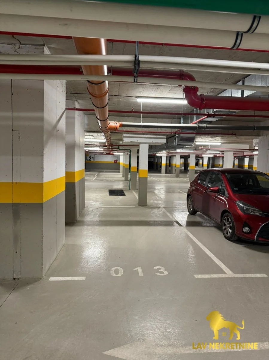 Garazno mesto u Square Gardenu.Kontakt:&nbsp;062 7445 42 (iskljucivo putem poruke poslati link ili agencijsku sifru na V