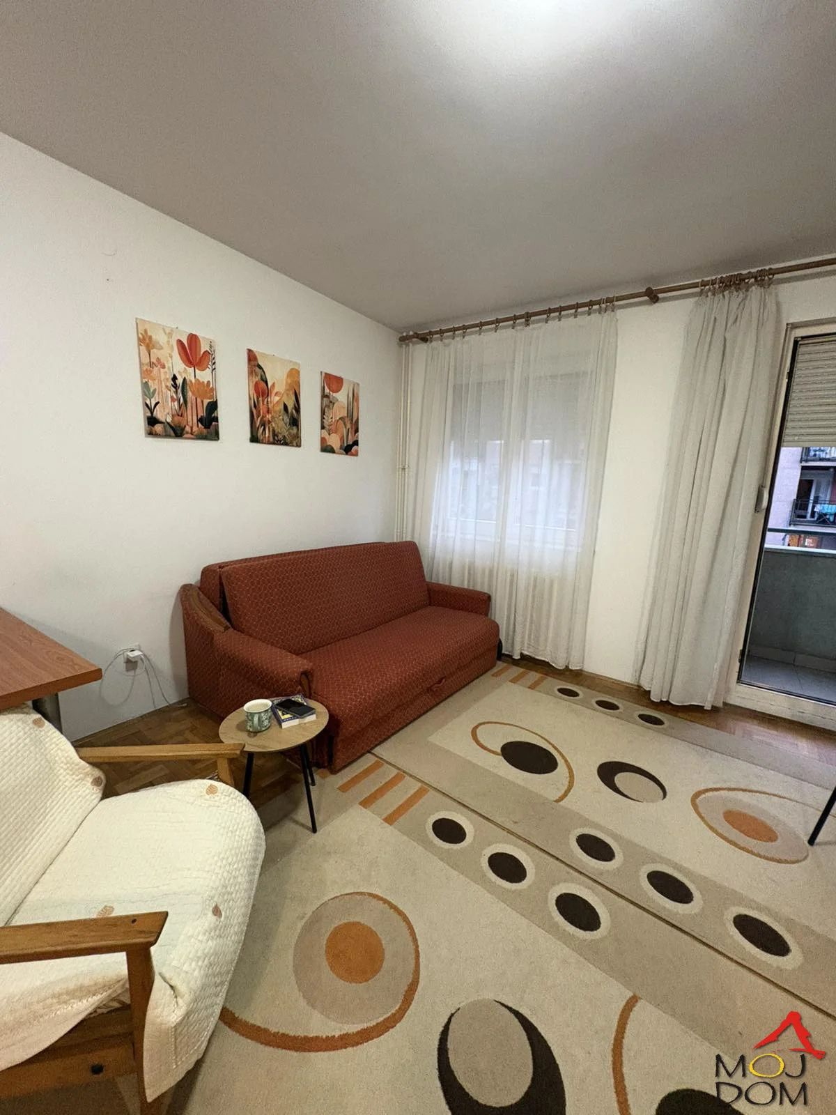 Na prodaju je komforna garsonjera površine 28 m² na Novoj Detelinari u Novom Sadu, smeštena na drugom spratu.

Stan ima praktičan raspored i terasu, što ga čini prijatnim za svakodnevni život. Zahvaljujući funkcionalnoj kvadraturi i traženoj