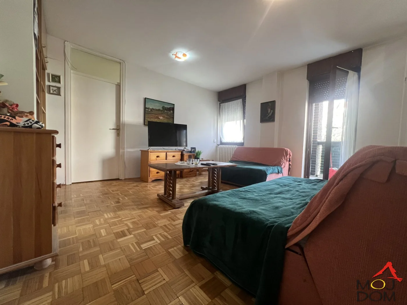 

Prodajemo odličan trosoban stan na atraktivnoj lokaciji u blizini Novosadskog sajma, u zgradi kvalitetne gradnje iz kasnih osamdesetih godina, sa liftom. Stan je dvorišno orijentisan, što pruža mirnije okruženje za svakodnevni život, a
