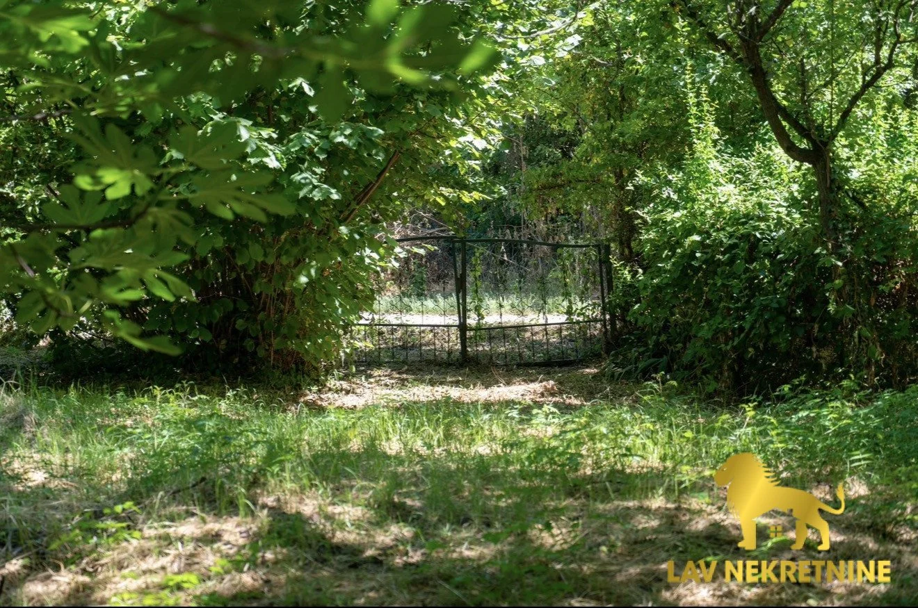 Plac je površine&nbsp;2500 m2. Građevinsko je zemljište. Pristup placu sa dve strane puta. Put je većim delom asfalt