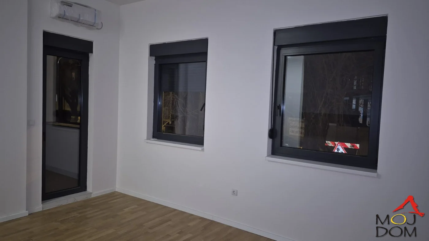 Na prodaju funkcionalan jednosoban stan površine 31 m², smešten u prizemlju novogradnje na odličnoj lokaciji. Zahvaljujući prizemnom položaju prostor može biti interesantan ne samo za stanovanje, već i za različite poslovne namene, kancelari